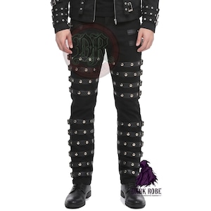Op de afbeelding: Zwarte broek met meerdere horizontale leren banden en zilveren klinknagels. De linker dij heeft een decoratief ontwerp. Alternatieve mode, met het merklogo "DARK ROBE".