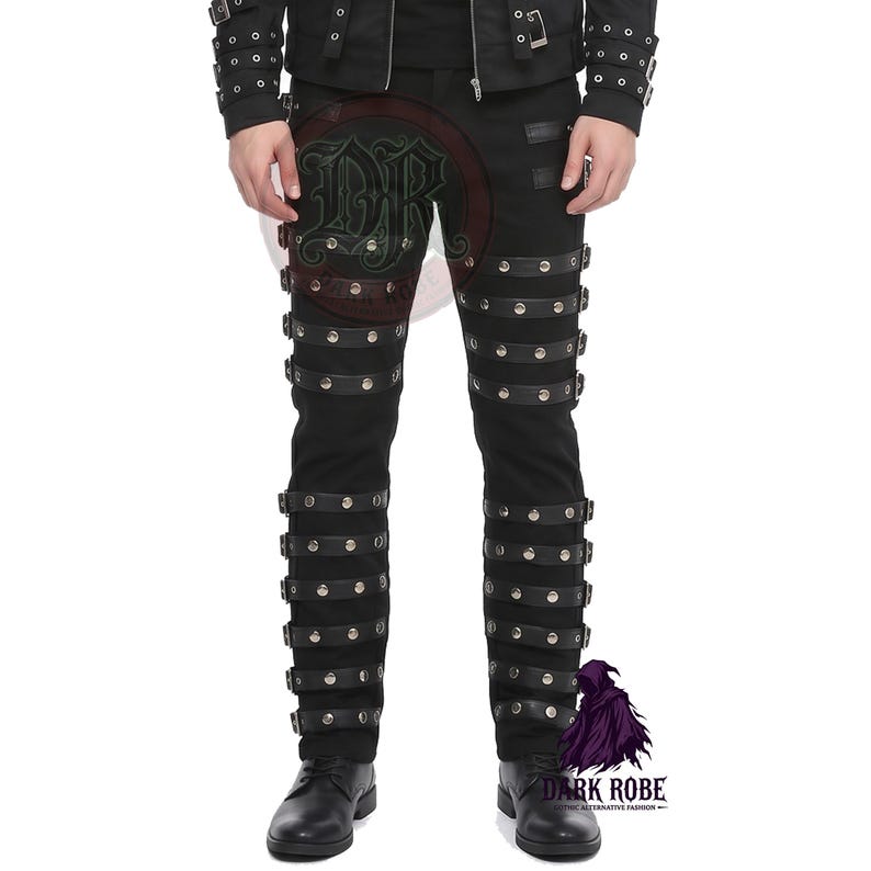 Op de afbeelding: Zwarte broek met meerdere horizontale leren banden en zilveren klinknagels. De linker dij heeft een decoratief ontwerp. Alternatieve mode, met het merklogo "DARK ROBE".