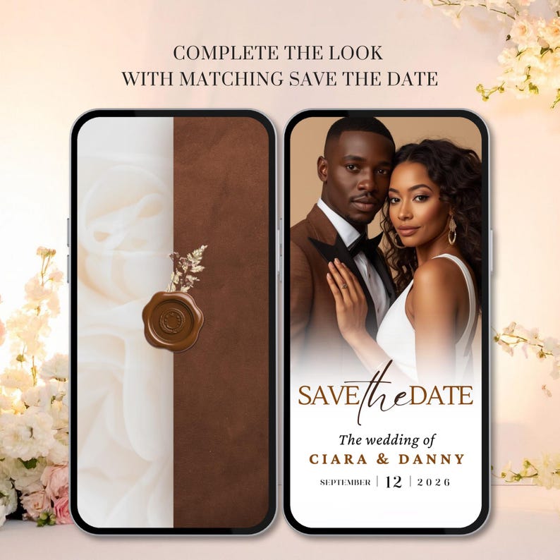 Pu&ograve; includere: Due smartphone che mostrano design a tema matrimonio. Uno mostra un sigillo di cera ed elementi floreali, l'altro presenta una coppia e il testo "SAVE the DATE" con i dettagli del matrimonio: CIARA & DANNY, 12 settembre 2026. Il testo "COMPLETE THE LOOK WITH MATCHING SAVE THE DATE" &egrave; in alto.