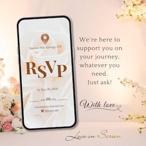 Pu&ograve; includere: Uno smartphone mostra un invito RSVP di nozze con il testo "RSVP" in marrone, la localit&agrave; "Dunton Hot Springs, CO" e una scadenza. Lo sfondo presenta un motivo floreale e le parole "Siamo qui per supportarti nel tuo viaggio, qualunque cosa ti serva. Chiedi e basta!" e "Love on Screen."