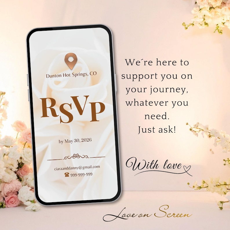 Pu&ograve; includere: Uno smartphone mostra un invito RSVP di nozze con il testo "RSVP" in marrone, la localit&agrave; "Dunton Hot Springs, CO" e una scadenza. Lo sfondo presenta un motivo floreale e le parole "Siamo qui per supportarti nel tuo viaggio, qualunque cosa ti serva. Chiedi e basta!" e "Love on Screen."