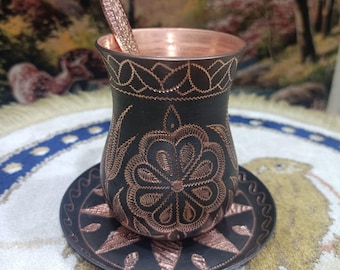 Taza de cobre puro tallada a mano, con motivos de hojas grabados, estilo vintage turco.