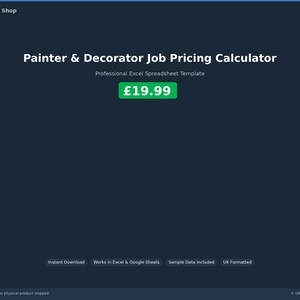 Può includere: Display digitale blu scuro per un calcolatore di prezzi per lavori di imbianchino e decoratore. Il testo "Painter & Decorator Job Pricing Calculator" è in bianco. Il prezzo è visualizzato in un riquadro verde come £19,99. Il testo aggiuntivo include "Download istantaneo" e "Formato UK".