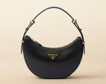 プラダ アルケ レザー ハンドバッグ - 調節可能なストラップ付きのアイコニックなカーフスキン ホーボーバッグ