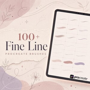 Op de afbeelding: Een digitale tablet met een raster van verschillende fijne penseelstreken voor Procreate. De tekst 100+ Fine Line PROCREATE BRUSHES staat op een lichtbeige achtergrond met zachte florale en abstracte lijnillustraties in gedempte tinten.
