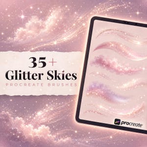 Peut inclure: Une tablette numérique affiche cinq traits de pinceau scintillants dans des tons rose et violet. Le texte 35+ Glitter Skies Procreate Brushes est imprimé sur un fond style papier déchiré devant un ciel rose étoilé et nuageux.