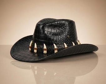 Krokodilpräglad cowboyhatt i läder med imitationständer, präglad läderhatt, outbackhatt, westernhatt, handgjord statementhatt