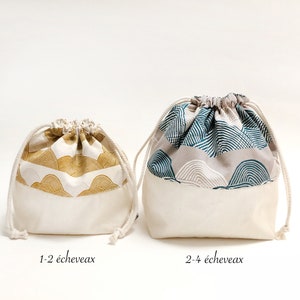 May include: Two drawstring bags with different patterns. The smaller bag has a gold and white pattern with the text "1-2 &eacute;cheveaux". The larger bag has a blue and white pattern with the text "2-4 &eacute;cheveaux".
