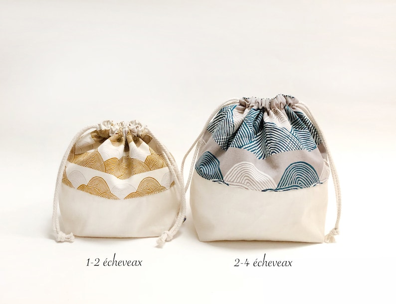May include: Two drawstring bags with different patterns. The smaller bag has a gold and white pattern with the text "1-2 &eacute;cheveaux". The larger bag has a blue and white pattern with the text "2-4 &eacute;cheveaux".