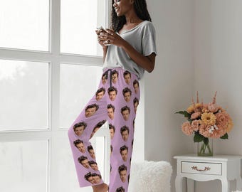 Pinke Pyjama Hose mit Harry Styles Face Print - Gemütliche Fangirl Lounge Hose