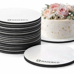 Può includere: Un set di tre tazze in ceramica con finitura opaca e macchiettata. Le tazze sono nei toni del crema, grigio chiaro e grigio scuro. Ogni tazza ha un design semplice e minimalista e un manico arrotondato.