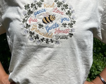 T-shirt ricamata "Bee Kind" / Maglietta con grafica a trifoglio Comfort Colors
