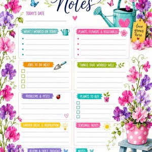 Könnte beinhalten: Eine Gartenplaner-Seite mit dem Titel Gardening Notes und Abschnitten für Aufgaben, Pflanzen und Beobachtungen. Der Rand ist mit rosa und violetten Blumen, einem gelben Stiefel-Pflanzgefäß, einer blauen Gießkanne und einer Tafel mit der Aufschrift Plant Smile Repeat verziert.