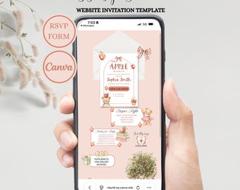 Puede incluir: Una plantilla de invitación digital para baby shower en la pantalla de un teléfono inteligente. El diseño presenta un fondo rosa suave con ilustraciones de manzanas, ositos de peluche y texto que incluye The Apple of Our Eye y Sophia Smith.