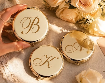 Specchietto personalizzato con incisione su portacipria, specchietto da tasca personalizzato con fiore di nascita, specchietto per il trucco con nome, regalo per damigella d'onore, regalo per lei, regalo di compleanno