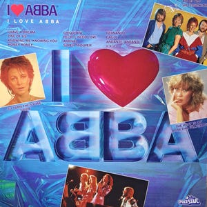 Op de afbeelding: Een vinylplatenhoes getiteld I Love ABBA met een grote rode hartafbeelding, de tekst ABBA in dikke blauwe letters en diverse foto's van de bandleden. De achtergrond is een blauw, gekreukt, metaalachtig oppervlak met een lijst van nummers.