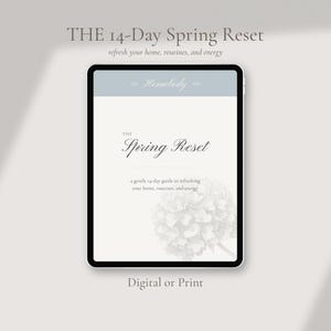 Op de afbeelding: Een digitale tablet toont "THE 14-Day Spring Reset" met de tekst "refresh your home, routines, and energy". Het scherm toont "The Spring Reset" en "a gentle 14-day guide to refreshing your home, routines, and energy". Onderaan staat "Digital or Print."