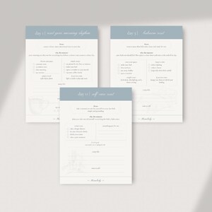Op de afbeelding: Drie witte en blauwe afdrukbare plannerpagina's met tekst. De bovenste pagina luidt "day 1 | reset your morning rhythm". De middelste pagina luidt "day 11 | self-care reset". De rechterpagina luidt "day 5 | bedroom reset".