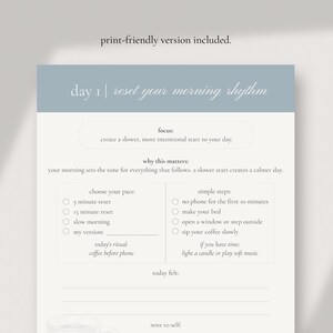 Op de afbeelding: Een afdrukbare dagplannerpagina met de tekst "day 1 | reset your morning rhythm". De pagina bevat secties voor focus, eenvoudige stappen en een ruimte om een notitie aan jezelf te schrijven. Het kleurenschema is zacht, met een lichtblauwe kop.