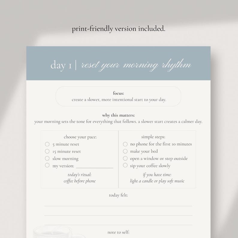 Op de afbeelding: Een afdrukbare dagplannerpagina met de tekst "day 1 | reset your morning rhythm". De pagina bevat secties voor focus, eenvoudige stappen en een ruimte om een notitie aan jezelf te schrijven. Het kleurenschema is zacht, met een lichtblauwe kop.