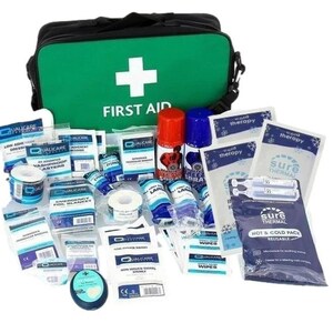 Puede incluir: Un botiquín verde y negro con una cruz blanca y las palabras "FIRST AID". El kit contiene varios suministros médicos, incluyendo vendas, spray antiséptico y compresas frías. Diseñado para situaciones de emergencia.