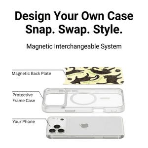 Pode incluir: Uma vista explodida de uma capa de telefone com o texto "Design Your Own Case. Snap. Swap. Style.". A capa inclui uma placa traseira magnética com ilustrações de gatos pretos, uma moldura protetora transparente e um telefone.