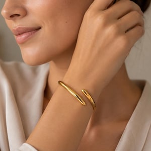 Pulseira dourada aberta, bracelete minimalista, presente ideal para ela, joia ajustável para o dia a dia.