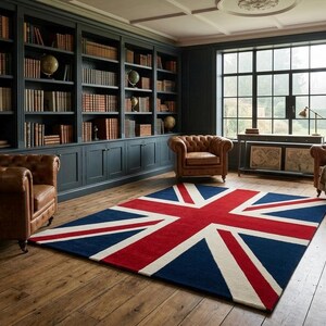 Puede incluir: Una habitación con una gran alfombra Union Jack en rojo, blanco y azul. Dos sillones de cuero marrón se enfrentan. Una estantería azul oscuro llena de libros y globos bordea la pared. Una gran ventana proporciona luz natural.