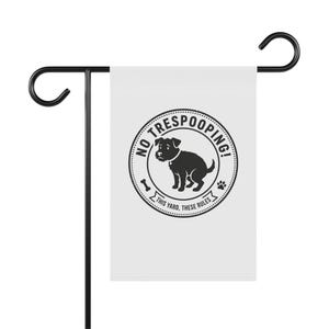 Può includere: Una bandiera da giardino bianca con un supporto in metallo nero. La bandiera presenta un design circolare con una silhouette di cane, un osso e un'impronta di zampa, e il testo "NO TRESPOOPING! THIS YARD, THESE RULES."