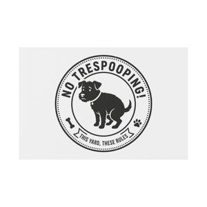 Può includere: Una tazza di ceramica bianca con manico nero e la scritta "But First, Coffee" in grassetto nero. La tazza è posta su uno sfondo sfocato, evidenziando il suo design pulito.