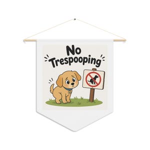 Può includere: Un banner a forma di gagliardetto bianco con un'illustrazione a cartoni animati di un cucciolo triste accanto a un cartello "No Trespooping". Il cartello raffigura un cane con una linea rossa. Il banner è sospeso a un'asta di legno.