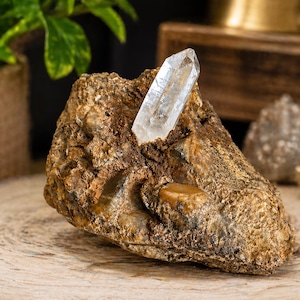 Cuarzo natural sobre matriz de feldespato, ejemplar de cristal en bruto, decoración mineral para coleccionistas.