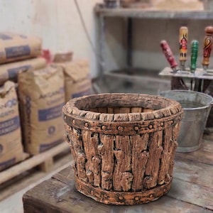Macetero de hormigón extragrande con remaches, maceta rústica de tronco de 48 cm de ancho, decoración de jardín artesanal personalizable, macetero grande para exteriores.