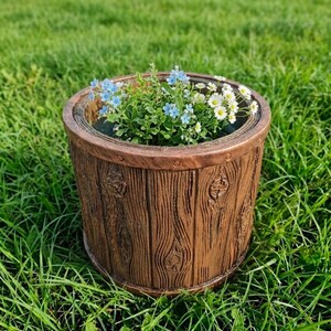 Macetero de hormigón estilo barril de madera rústica, maceta con textura realista de corteza de árbol, decoración de jardín estilo granja, estilo industrial grande