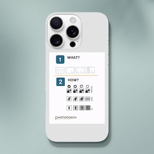 Puede incluir: Una taza de cerámica blanca con un asa negra y el texto "But First, Coffee" en negro, con una fuente de estilo manuscrito. La taza está sobre una superficie blanca.