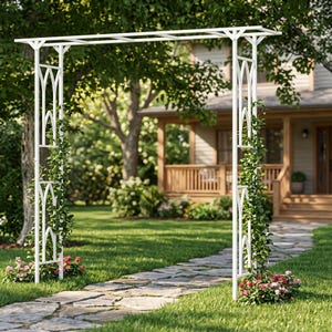 Può includere: Un arco da giardino in metallo bianco caratterizzato da una cornice superiore rettangolare e due pannelli laterali verticali con aperture ad arco a sesto acuto in stile gotico. La struttura è posizionata su un vialetto in pietra.