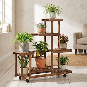 Op de afbeelding: Een houten plantenstandaard met meerdere niveaus en een donkerbruine afwerking, voorzien van zes lattenplanken op verschillende hoogtes. De standaard is uitgerust met zwarte wieltjes en bevat diverse potplanten, waaronder een citroenboom.