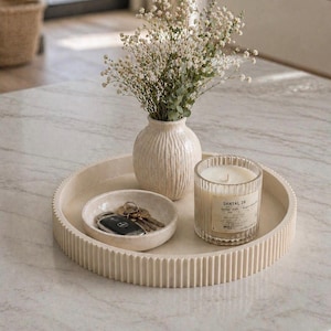 Dekorativ bricka | Nyckelbricka för entrén | Soffbordsdekor | Modern minimalistisk heminredning | Neutral Japandi-bricka | Ribbad bricka