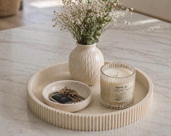 Decoratief dienblad | Sleutelvak entree | Salontafeldecoratie | Modern minimalistisch woondecoratie | Neutraal Japandi dienblad | Geribbeld dienblad