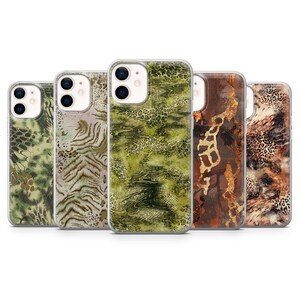 Könnte beinhalten: Fünf Smartphone-Hüllen mit verschiedenen Tiermustern. Die Hüllen zeigen Muster wie Camouflage, Zebrastreifen, Leopardenflecken und abstrakte Texturen in Grün-, Braun- und Beigetönen. Jede Hülle hat einen transparenten Rand.