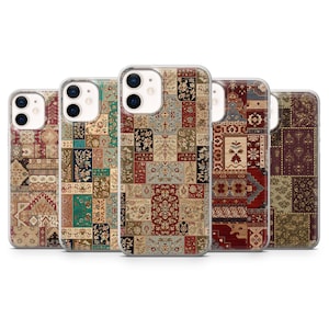 Puede incluir: Cinco fundas para teléfono con un diseño de alfombra vintage. Las fundas presentan una variedad de colores, incluyendo rojo, beige, verde y negro, con patrones intrincados. Las fundas son de plástico transparente y tienen un acabado brillante.