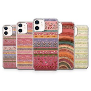 Può includere: Cinque custodie per telefono con design colorati e fantasia. Le custodie presentano motivi floreali, a righe e geometrici nei toni del rosa, arancione, viola e verde. Ogni custodia ha un bordo trasparente.