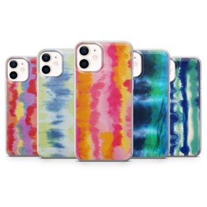Peut inclure: Cinq coques de téléphone avec des motifs tie-dye colorés. Les coques présentent une variété de couleurs, notamment rose, orange, bleu, vert et jaune. Chaque coque a une bordure transparente et une découpe pour l'appareil photo.