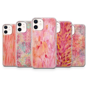 Può includere: Una collezione di cinque custodie per telefono con disegni di arte astratta. Le custodie presentano una varietà di palette di colori rosa, arancione e giallo. Ogni custodia ha un motivo unico, tra cui pennellate, punti e forme floreali.