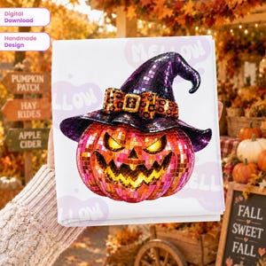 Può includere: Un design grafico digitale raffigurante una zucca in stile palla da discoteca con un volto luminoso da jack-o'-lantern, che indossa un cappello da strega con paillettes viola e una fascia leopardata su sfondo bianco con testo.