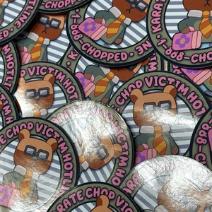 Puede incluir: Primer plano de varias pegatinas redondas con un oso de dibujos animados que lleva gafas y corbata. Las pegatinas tienen un fondo a rayas y el texto "KARATE CHOP VICTIM HOTLINE 1-888-CHOPPED" en rosa y blanco.