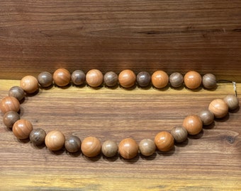 Collar de cuentas de nogal negro