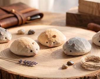 Personlig trähamsterfigur, specialgraverad trämus, söt djursnideri, knubbig fickdjursminnessak, Cottagecore skrivbordsdekoration, present