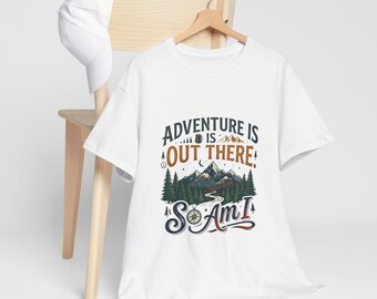 L'avventura è là fuori PNG, design per sublimazione di montagna, download digitale per maglietta outdoor, clipart bussola selvaggia, grafica per maglietta da trekking