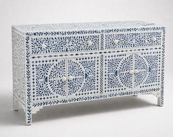 Credenza artigianale intarsiata in osso tinto: motivo a volute, 2 cassetti e 4 ante.